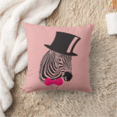 ピンクのちょうネクタイおよびシルクハットを持つかわいいヒップスターのシマウマ クッション (ブランケット)