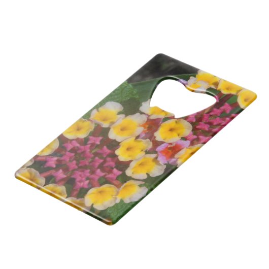 ピンクのつぼみを持つ小さな黄色い熱帯の花 クレジットカード栓抜き (正面アングル)