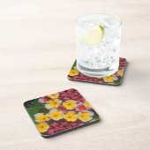 ピンクのつぼみを持つ小さな黄色い熱帯の花 コースター (右側)