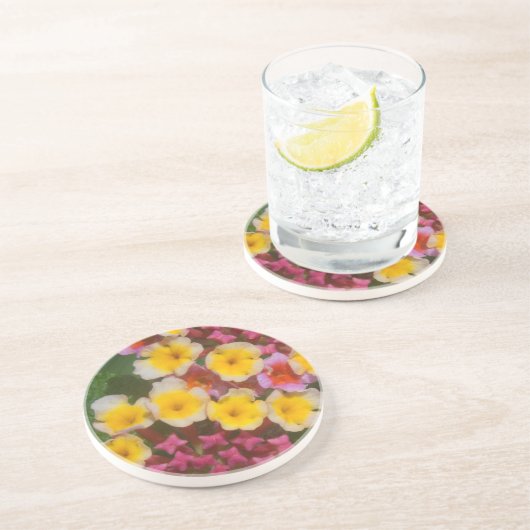ピンクのつぼみを持つ小さな黄色い熱帯の花 コースター (側面)