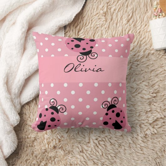 ピンクのてんとう虫および水玉模様のパーソナライズな枕 クッション (ブランケット)