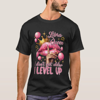 ピンクのてんびん座の女王 私は年をとらない 私はレベルアップする リップ Tシャツ