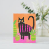 ピンクのと観葉植物ストライプを持つ黒猫 ポストカード (スタンド正面)