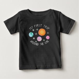 ピンクののまわりに最初の旅サンガールの1歳の誕生日 ベビーTシャツ