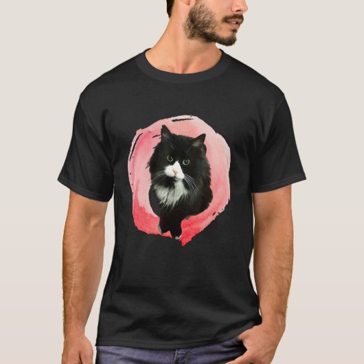ピンクのふわふわしたタキシード猫 Tシャツ (正面)