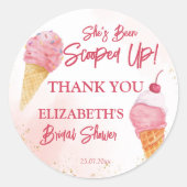 ピンクのアイスクリームをすくってあげた ブライダルシャワーの彼女 ラウンドシール (正面)