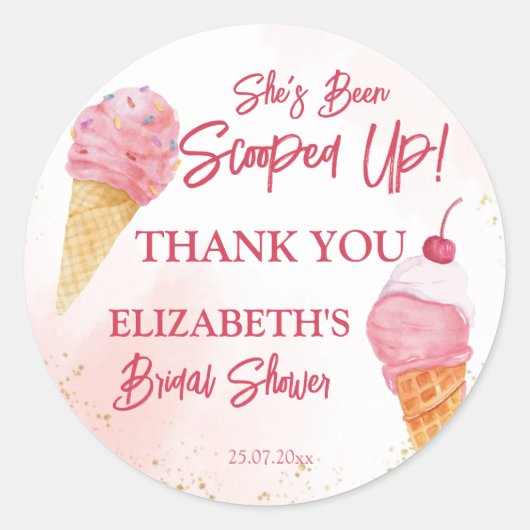 ピンクのアイスクリームをすくってあげた ブライダルシャワーの彼女 ラウンドシール (正面)