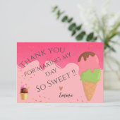 ピンクのアイスクリームをテーマにした少女の最初の誕生日パーティー サンキューカード (スタンド正面)