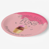 ピンクのアイスクリームをテーマにした少女の最初の誕生日パーティー ペーパープレート (アングル)