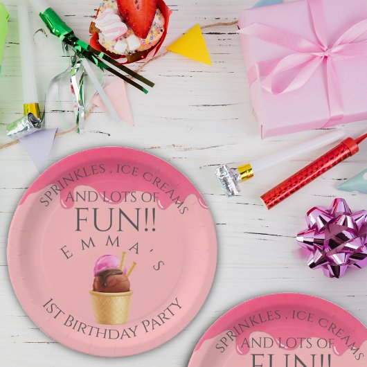 ピンクのアイスクリームをテーマにした少女の最初の誕生日パーティー ペーパープレート