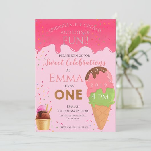 ピンクのアイスクリームをテーマにした少女の最初の誕生日パーティー 招待状 (スタンド正面)