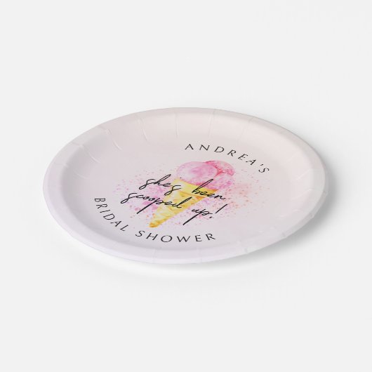 ピンクのアイスクリームを掬い上げられたブライダルシャワー ペーパープレート (アングル)