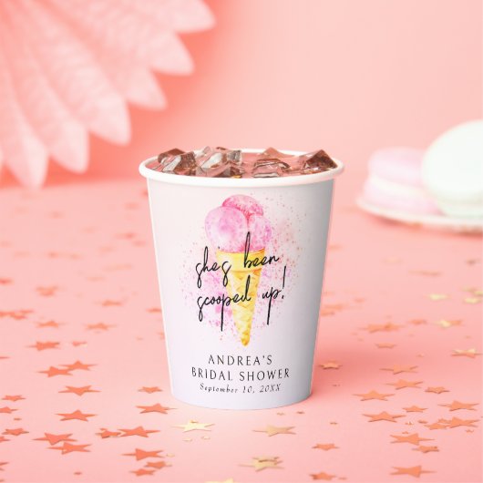 ピンクのアイスクリームを掬い上げられたブライダルシャワー 紙コップ (インサイチュ)