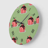 ピンクのアイスクリームカップ(緑) ラージ壁時計 (傾斜)