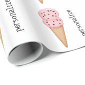 ピンクのアイスクリームコーンは包装紙を個人化します ラッピングペーパー (ロールコーナー)