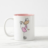 ピンクのアイススケートの女の子のマグ ツートーンマグカップ (左)