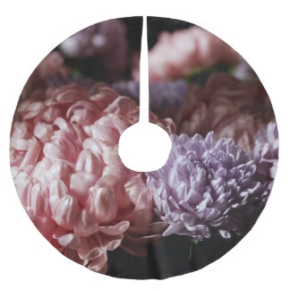 ピンクのアスターブーケ:バロック照明。 ブラッシュドポリエステルツリースカート