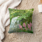 ピンクのアスティルベと美しい滝のシーン クッション (ブランケット)