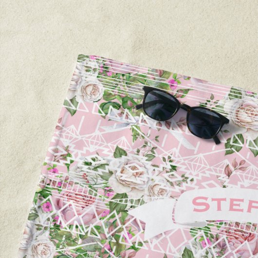 ピンクのアステカトレリスバラパターン名または引用文 ビーチタオル (インサイチュ)