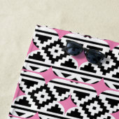 ピンクのアステカ模様 ビーチタオル (インサイチュ)