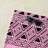 ピンクのアステカ模様 ビーチタオル (インサイチュ)