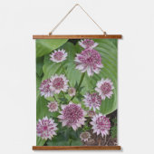 ピンクのアストランティアの花 フローラル 吊り下げ型タペストリー (正面)