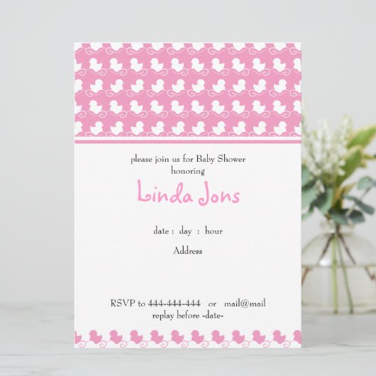 ピンクのアヒルの列のベビーシャワーの招待 招待状 (スタンド正面)
