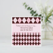 ピンクのアーガイル柄のな対の女の子のベビーシャワーでかわいらしい 招待状 (スタンド正面)
