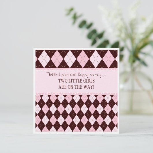 ピンクのアーガイル柄のな対の女の子のベビーシャワーでかわいらしい 招待状 (スタンド正面)