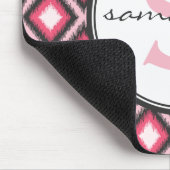 ピンクのイカットのモノグラム マウスパッド (コーナー)