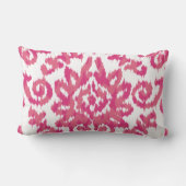 ピンクのイカットのBohoのお洒落な民族のガーリーな白い及びピンク ランバークッション (裏面)