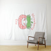 ピンクのイチゴクラシック牛Tシャツ タペストリー (インサイチュ(横))