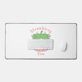 ピンクのイチゴクラシック牛Tシャツ デスクマット (キーボード&マウス)