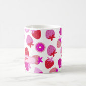 ピンクのイチゴ畑の夏の熱帯イニシャル コーヒーマグカップ (中央)
