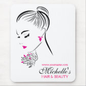 ピンクのイヤリングを持つ美しい女性ブランディング マウスパッド (正面)