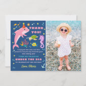 ピンクのイルカの海の下の少女誕生日写真 サンキューカード (正面)