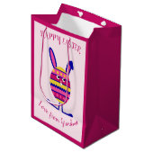 ピンクのイースターエッグバニーカスタム文字 ミディアムペーパーバッグ (正面アングル)