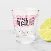 ピンクのウェスタン風ブース、ハット、結婚式、地獄のイエスといった感じだ ショットグラス (正面)