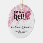 ピンクのウェスタン風ブース、ハット、結婚式、地獄のイエスと言った彼女 セラミックオーナメント (右)