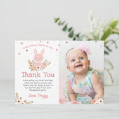 ピンクのウサギと蝶の誕生日写真サンクスカード サンキューカード (スタンド正面)