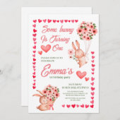 ピンクのウサギの花の最初の誕生日のお知らせ 招待状 (正面/裏面)