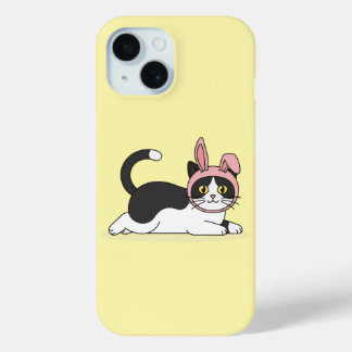 ピンクのウサギ帽子がキュートなタキシード猫のかわいいイラスト iPhone 15ケース