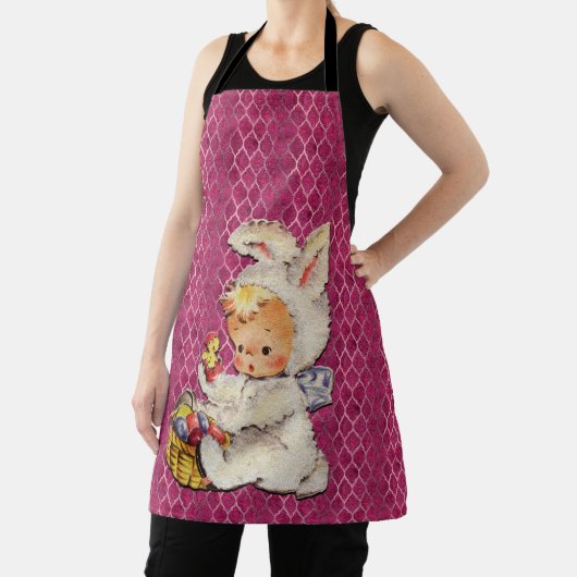 ピンクのエプロンにイースターバニーメタリックの服を着た少年 エプロン (インサイチュ)