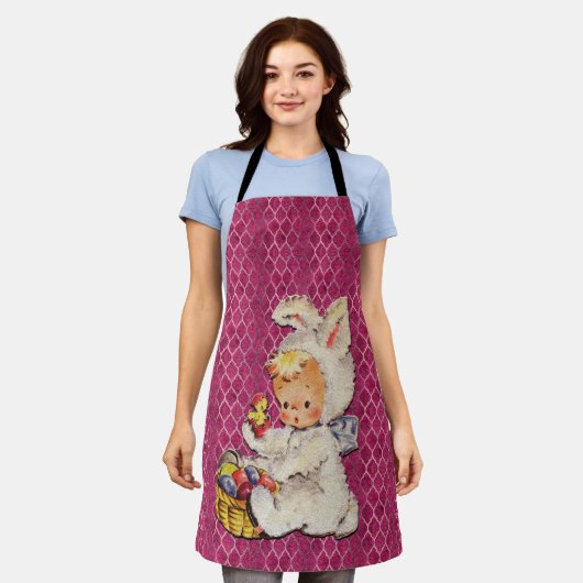 ピンクのエプロンにイースターバニーメタリックの服を着た少年 エプロン (着用した状態)