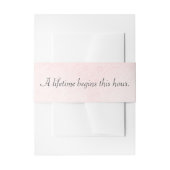 ピンクのエンボスと結婚の引用文招待状ベリー 招待状ベリーバンド (正面例)