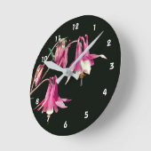 ピンクのオダマキの花 ラウンド壁時計 (傾斜)