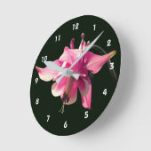 ピンクのオダマキの花 ラウンド壁時計 (傾斜)