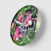 ピンクのオダマキ（植物）の花が閉パーソナライズされたまる ラウンド壁時計 (傾斜)