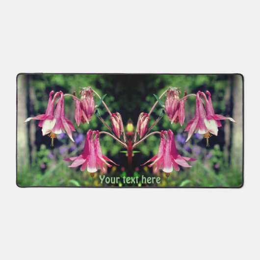 ピンクのオダマキ(植物)の花をクローズアップパーソナライズされた デスクマット (正面)