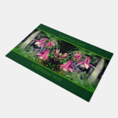 ピンクのオダマキ（植物）の花をクローズアップパーソナライズされた ドアマット (アングル)